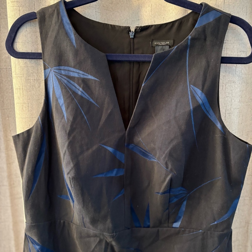 Ann Taylor Factory Size 8 Sleeveless V-Neck Dress with Bamboo Leafs. Blk/Blue